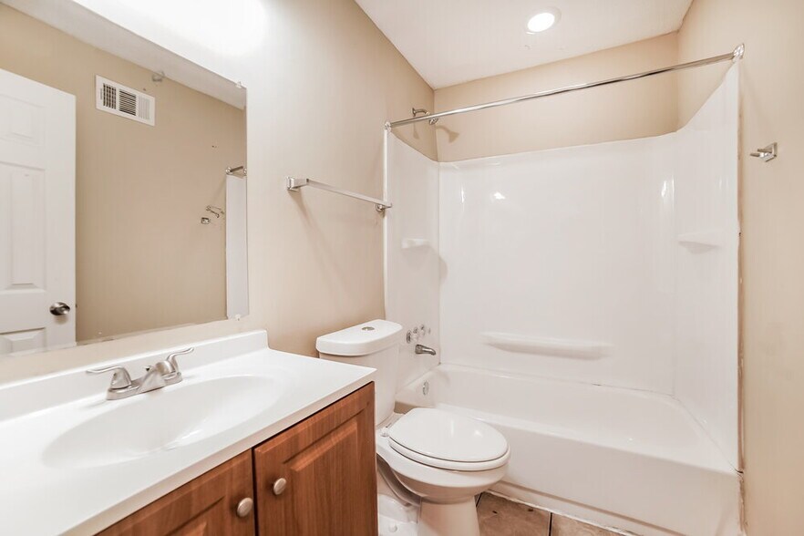 Building Photo - 732 Charter Oak Dr