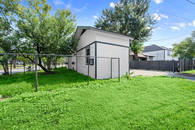 Building Photo - 4902 McKinney St