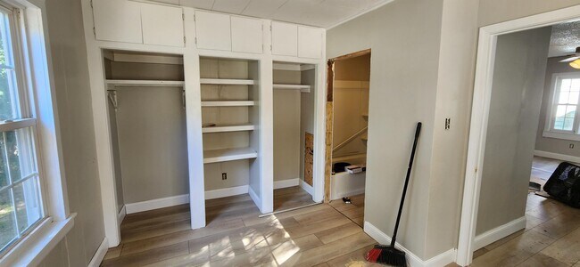 Building Photo - 2527 N Pierce Ave