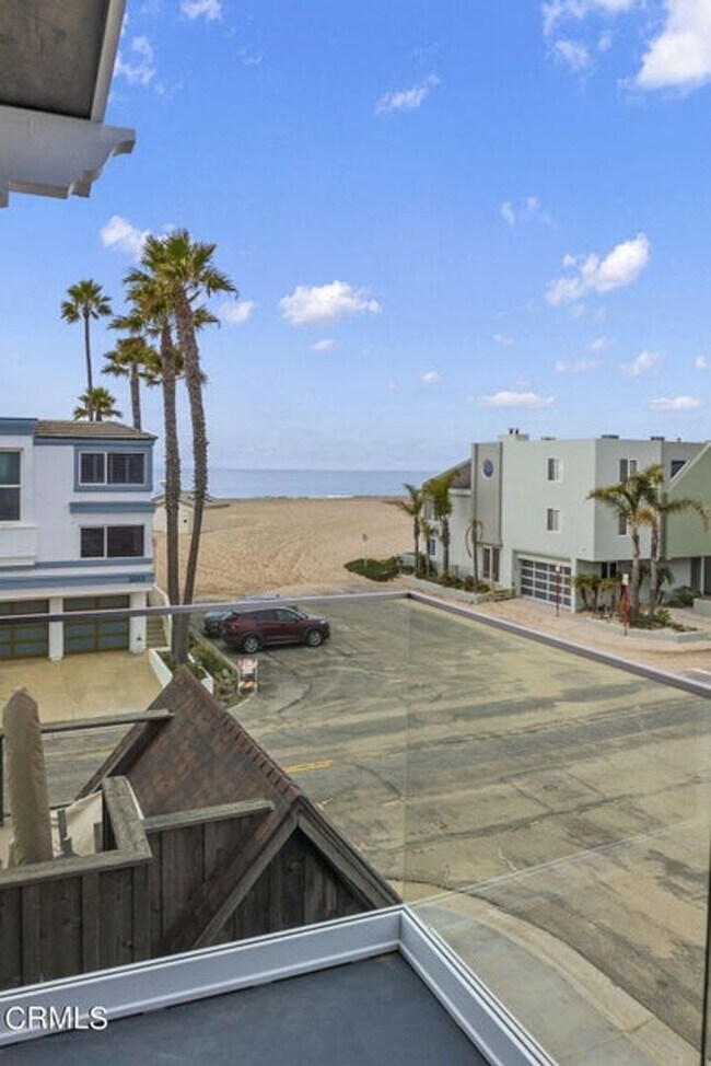 Building Photo - 104 La Brea St