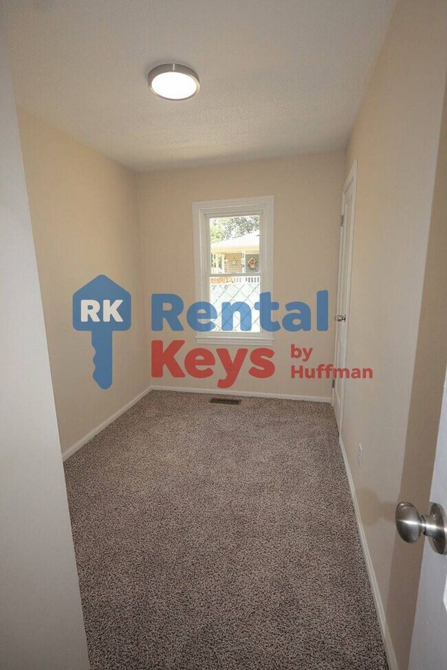 Building Photo - Three Bedroom House | New Flooring