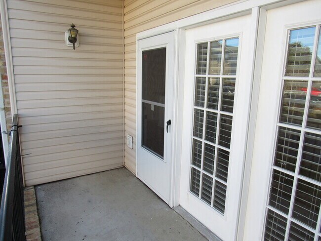 Building Photo - Rivergate area condo with 2 bedrooms, 2 ba...
