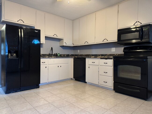 Building Photo - Bright & Spacious 3-Bedroom Duplex Unit on Large Corner Lot with Wood Floors & Garage!