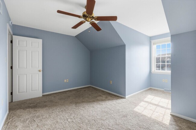 Building Photo - 472 Hillside Dr