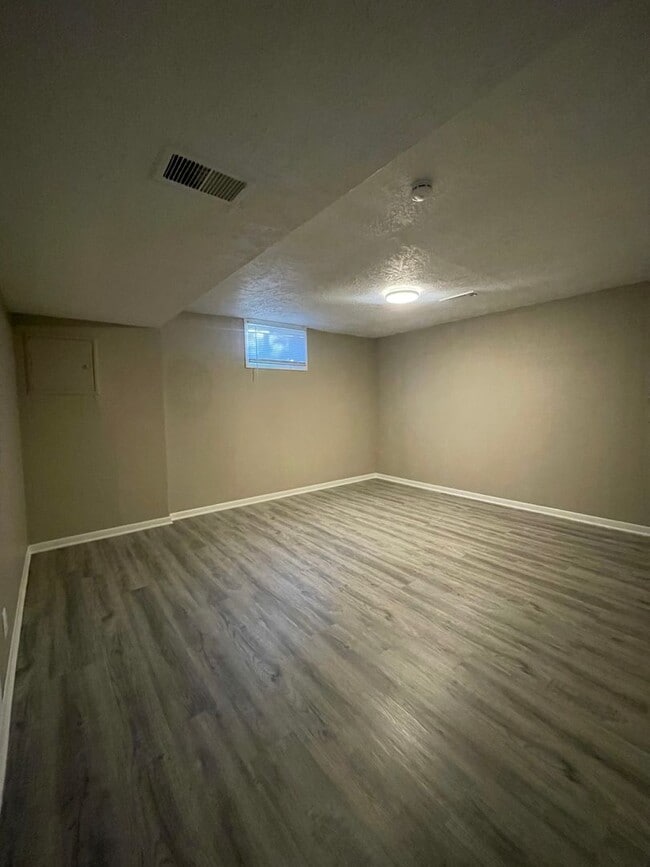 Building Photo - Spacious 3 Bed! Your Next Home Awaits!