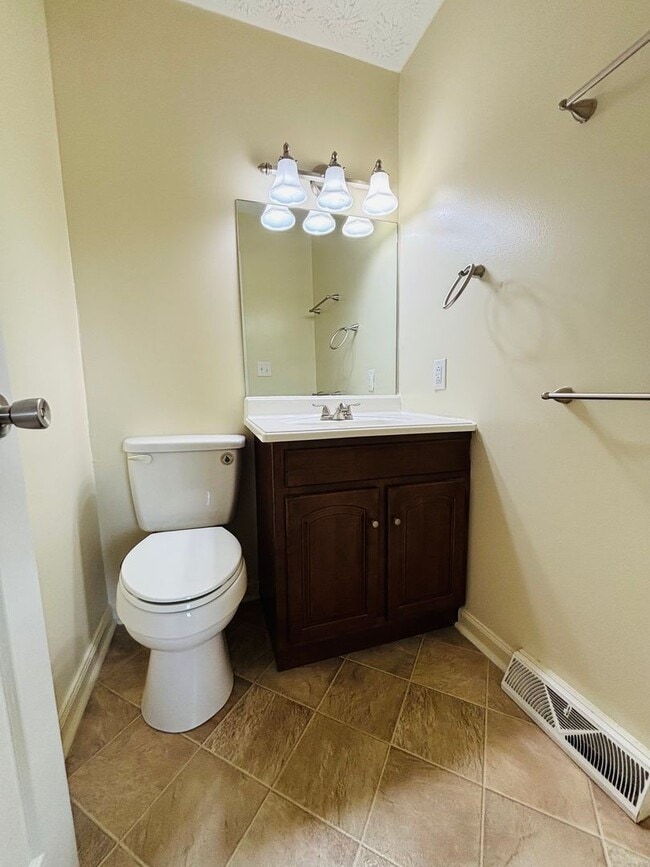 Building Photo - 3 Bedroom 1 full and 2 half bath Townhouse