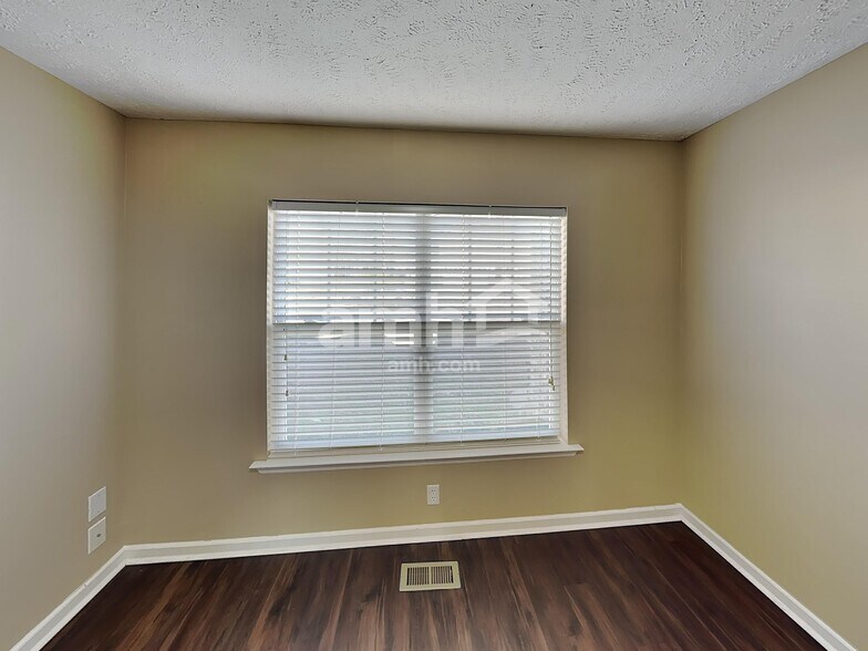 Building Photo - 1642 Zurich Dr