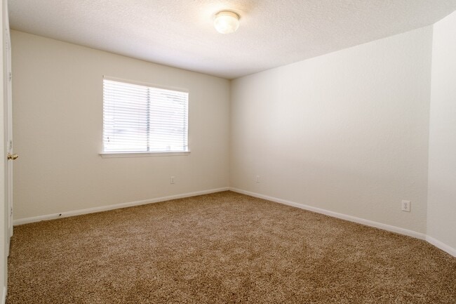 Building Photo - 2918 Five Oaks Dr