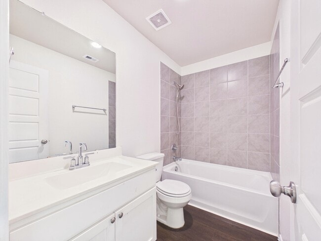 Building Photo - Brisa