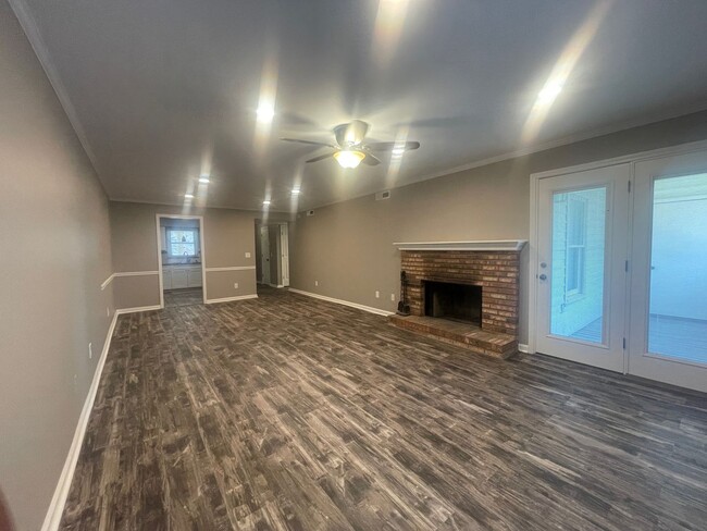 Building Photo - Beautifully renovated 2/2 in Bellevue!