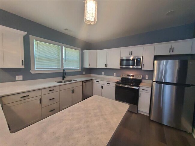 Building Photo - 110 W 51st St