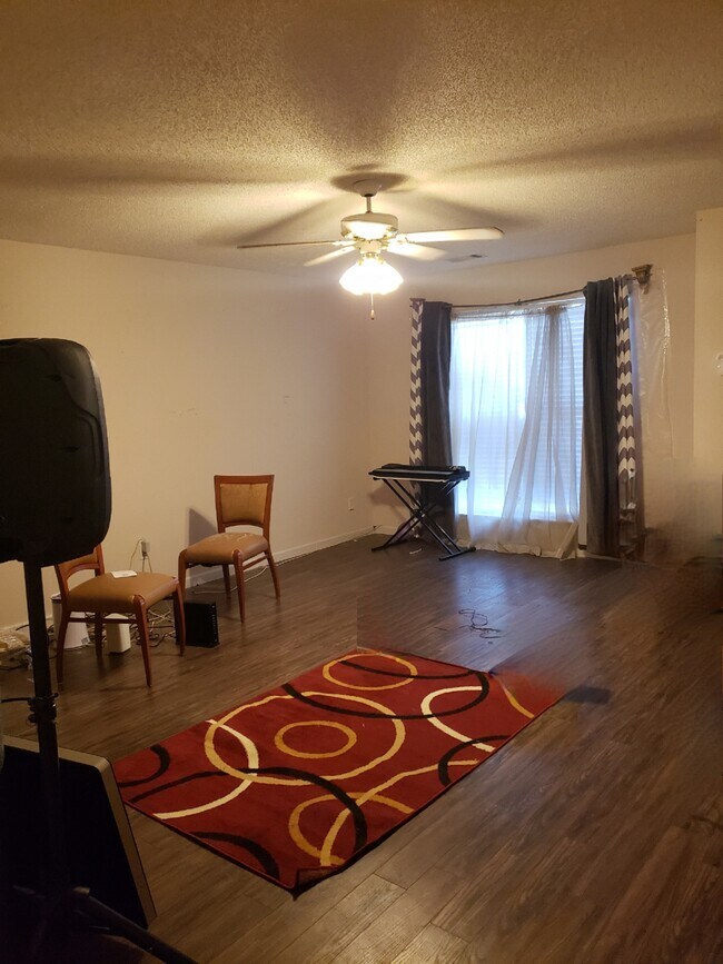 Building Photo - 1517 April Ln