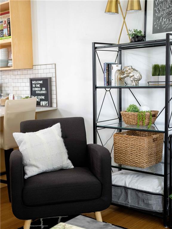 Building Photo - 352 W 5th St