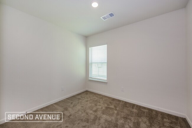 Building Photo - 1321 Woodwinds Dr
