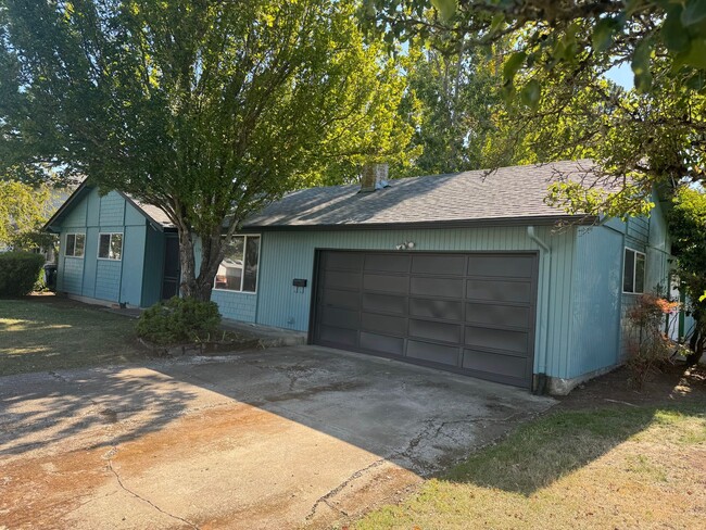 Building Photo - Far West Neighborhood Duplex