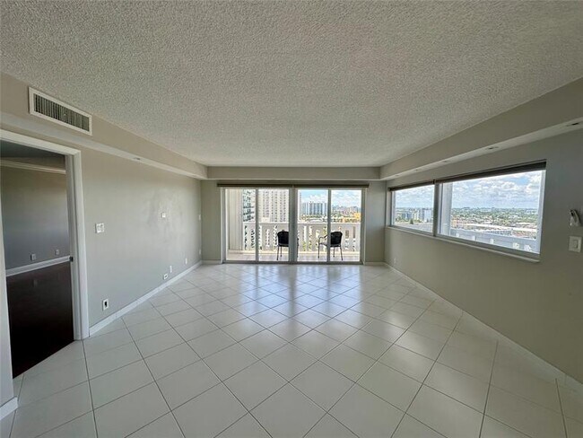 Building Photo - 1012 N Ocean Blvd