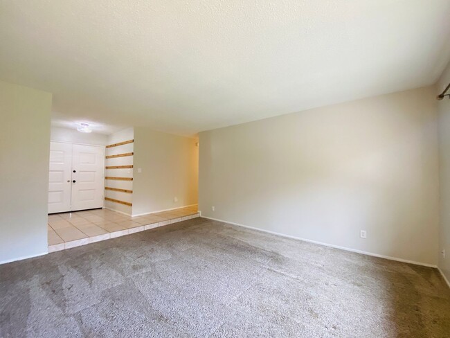 Building Photo - $2,100 Charming 3 Bedroom Home With 2 Livi...
