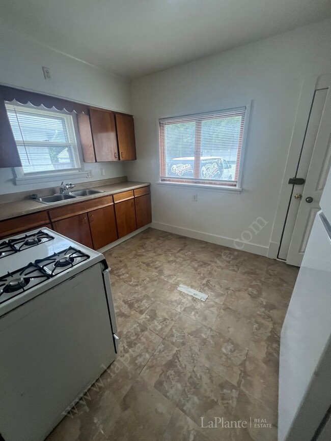 Building Photo - Welcome to this charming 2-bedroom, 1-bath...