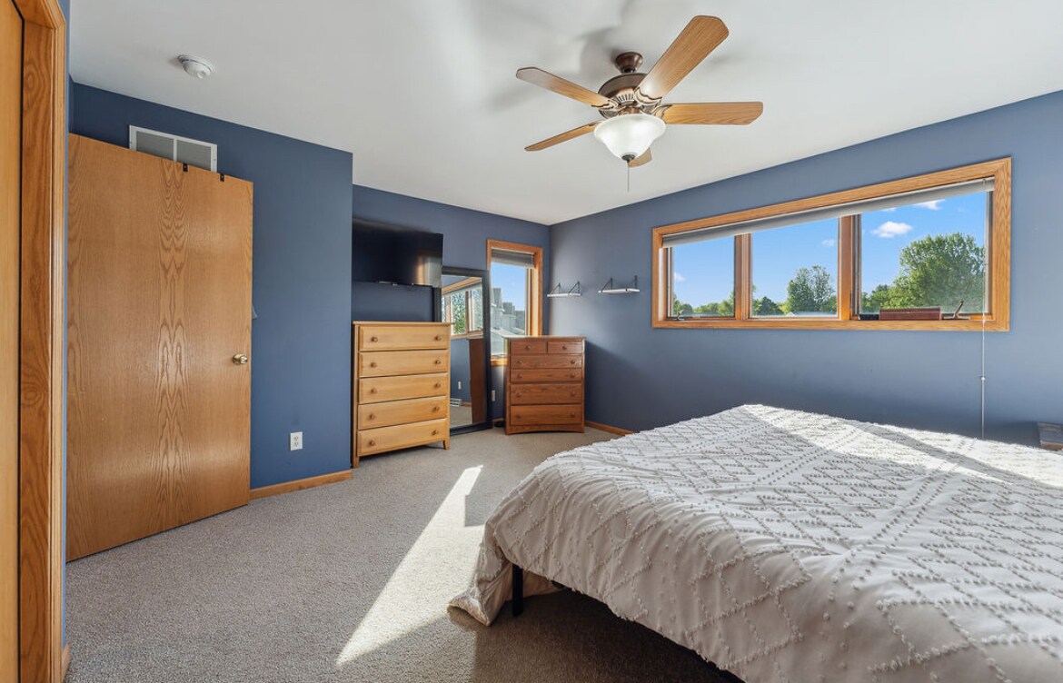 Master bedroom - 5911 E Open Meadow