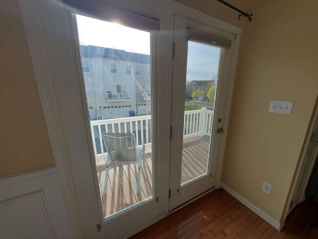 Building Photo - Impeccable 3 Bed / 2.5 Bath Townhome – Packed with Custom Upgrades!