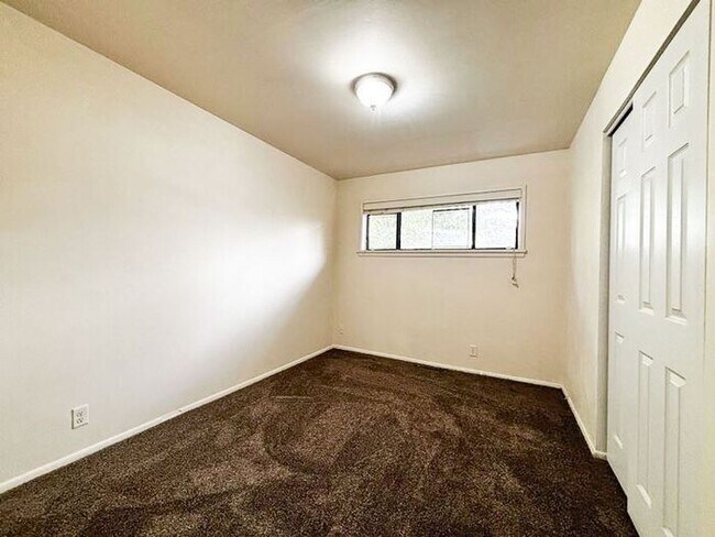 Building Photo - Perfect Location - Private Backyard - 3 bed 1 bath Home!