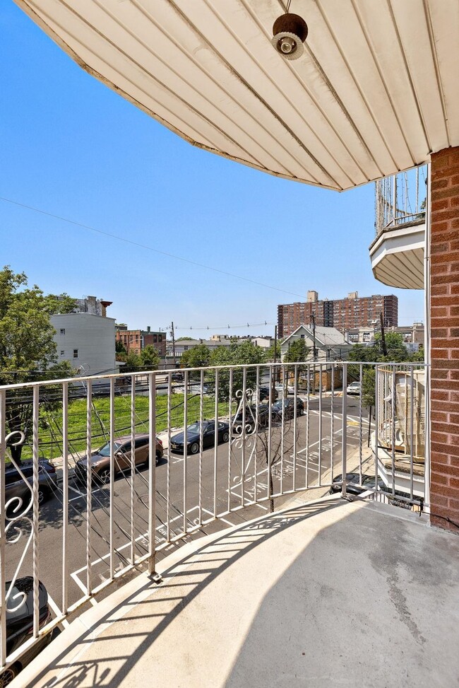Building Photo - 420 6th St