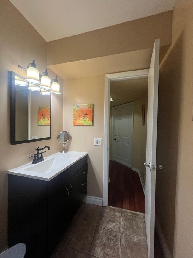 Building Photo - Fully Furnished 1-Bedroom Retreat in Windm...