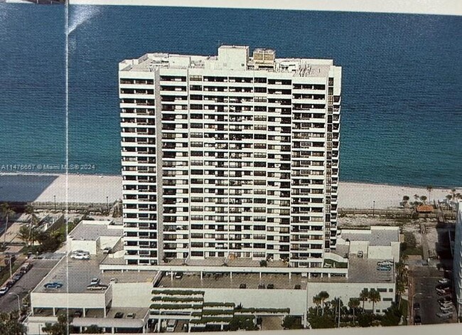 Building Photo - 2555 Collins Ave