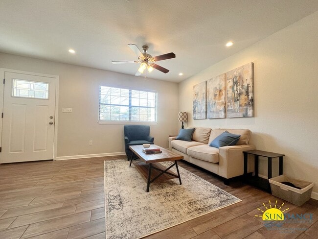 Building Photo - Gorgeous 3 Bedroom Home in Shalimar!