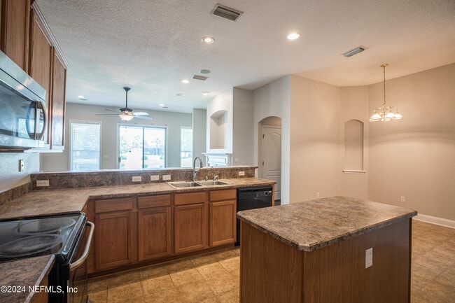 Building Photo - 6567 Chester Park Dr