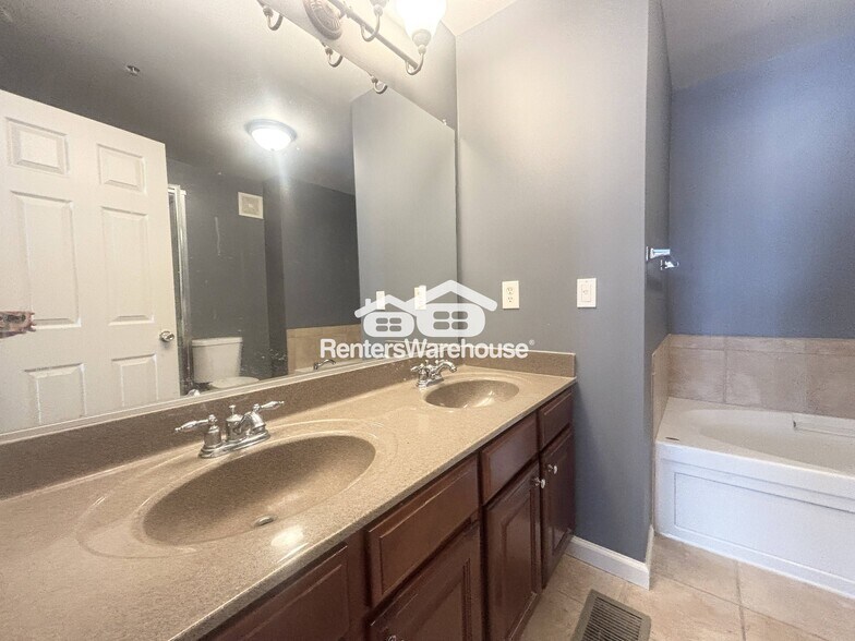 Building Photo - 923 Pine Forest Ln