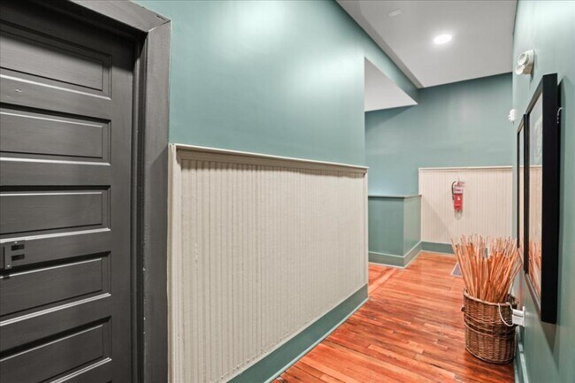 Building Photo - 127 W Evans St