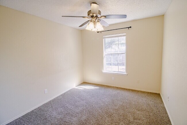 Building Photo - "Charming 3-Bed, 2-Bath Home in Lubbock