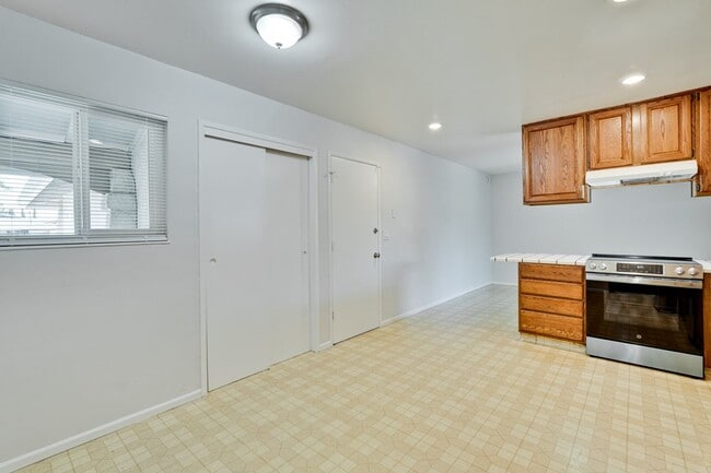Building Photo - Spacious 3 Bedroom 2 Bath Home with 2 Car Garage and Central Air Conditioning