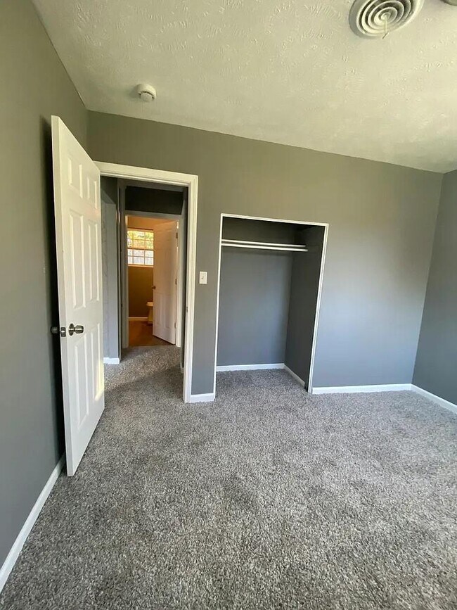Building Photo - 933 Russel Avenue