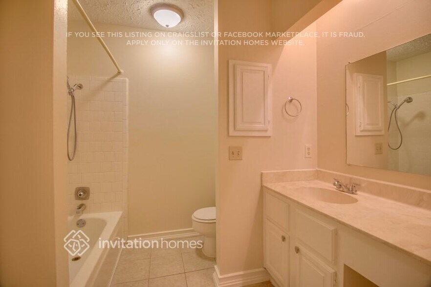 Building Photo - 15911 Timber Valley Dr