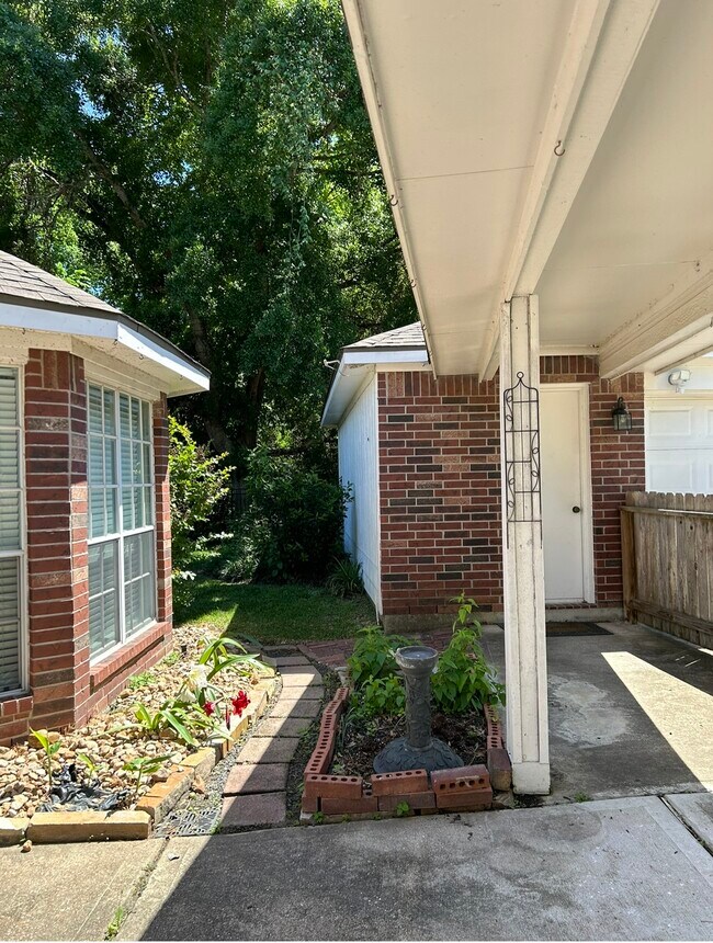 Building Photo - 18419 Autumn Park Dr