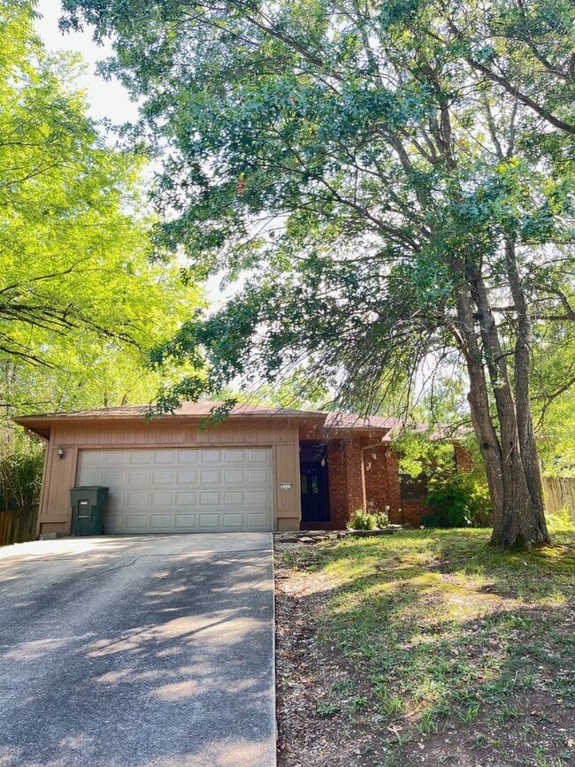 Building Photo - 3 bedroom 2 bath home, large lot, close to...