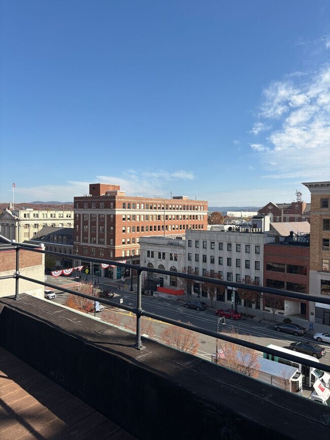 Building Photo - UPSCALE 2-BEDROOM WITH PRIVATE BALCONY!