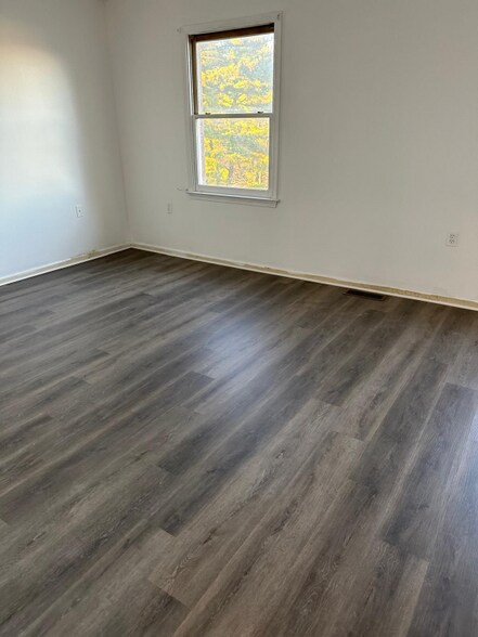 Building Photo - 235 Vista Dr