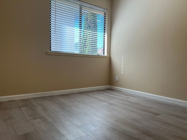 Building Photo - Spacious 3 bedroom 2 bath Millbrae ready now!