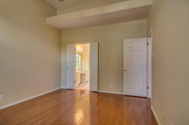 Building Photo - Wonderful 4BR/2.5 Bath in Encino Park -- D...