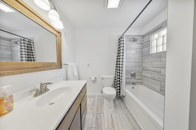 Building Photo - 820 Brown St