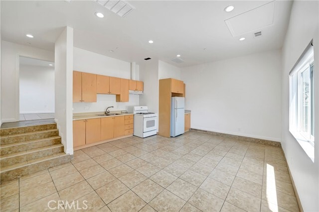 Building Photo - 10163 Petit Ave