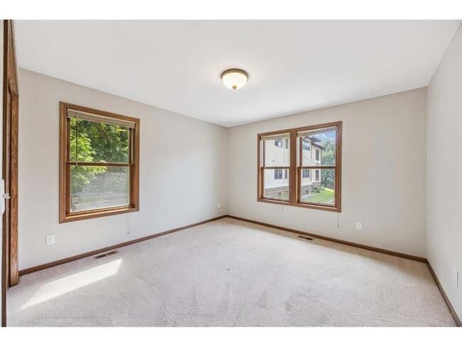 Building Photo - 551 Grand Hill