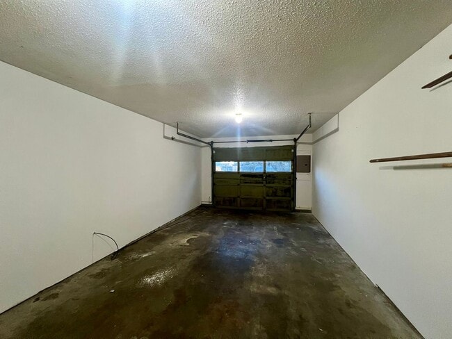 Building Photo - Fully Remodeled 2 BD - Water Included
