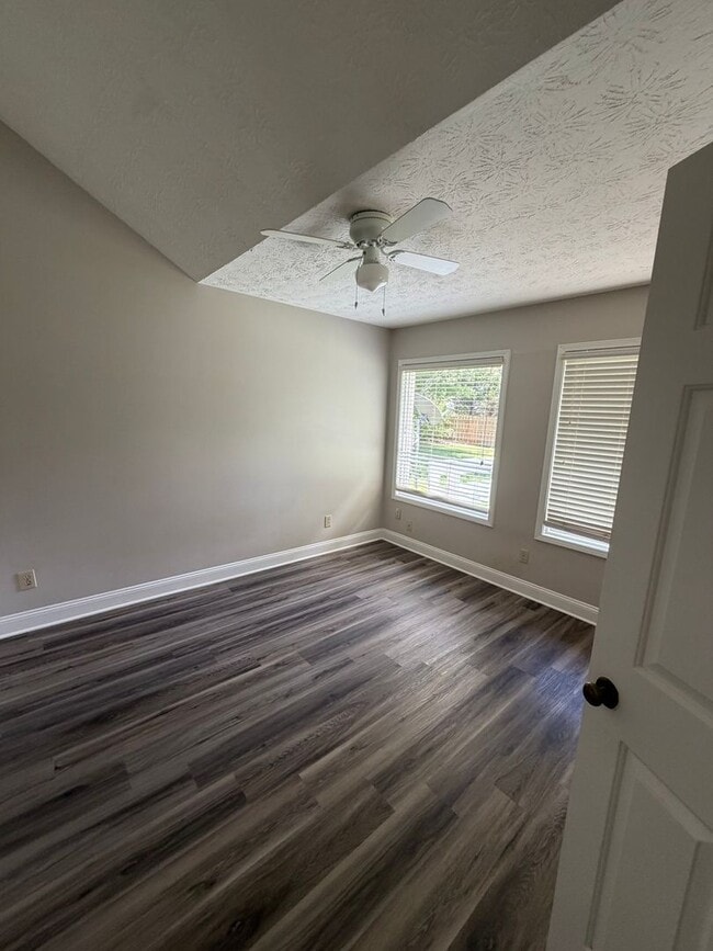 Building Photo - 2107 Fairway Ct SE