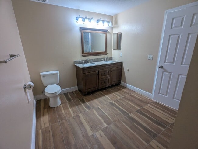 Building Photo - FOR RENT 4 Bedroom 2 1/2  Bath with Den/Office/5th bedroom, Furry  friends Welcome!