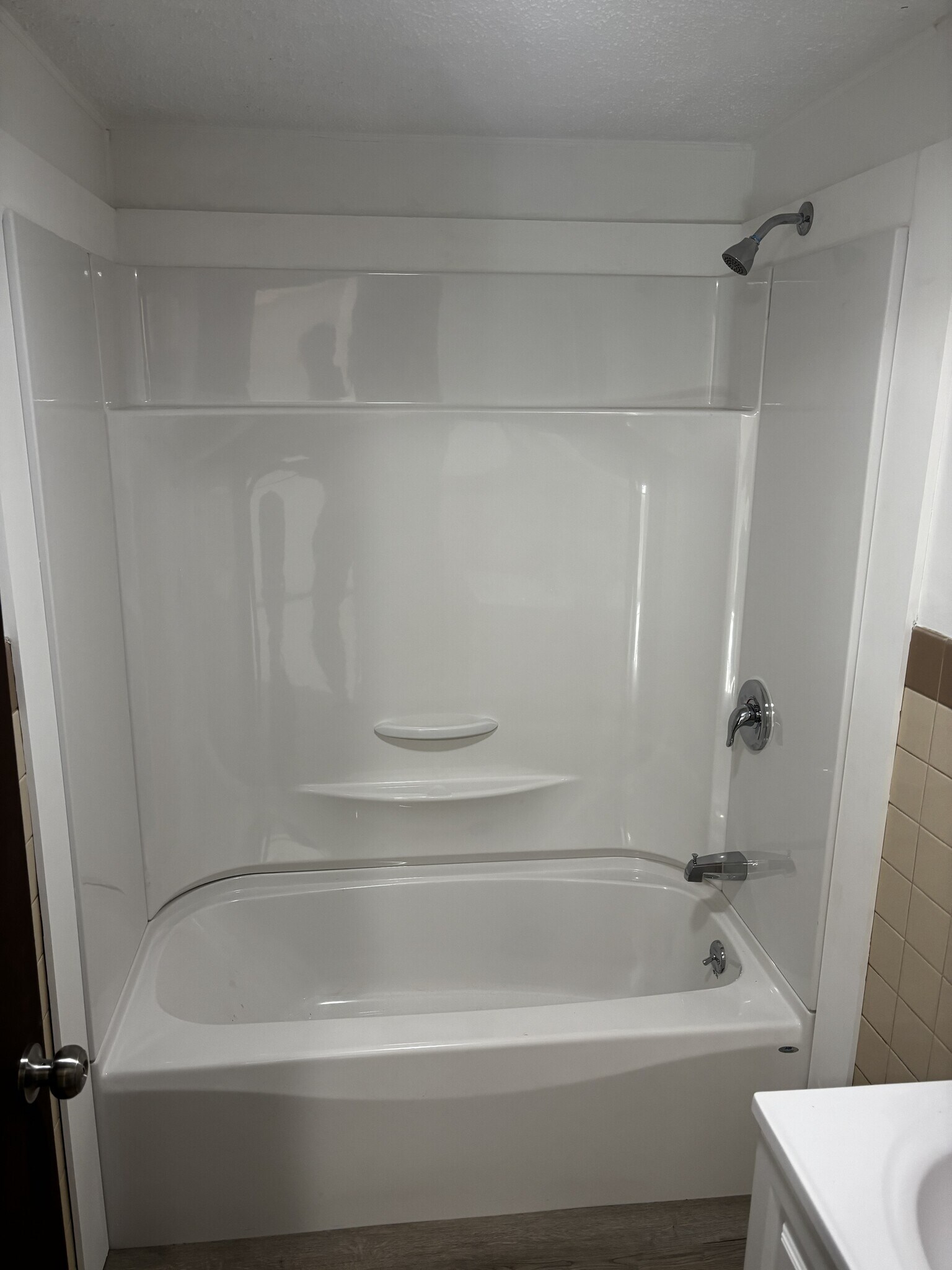 Shower / tub unit - 4 Prescelly Dr