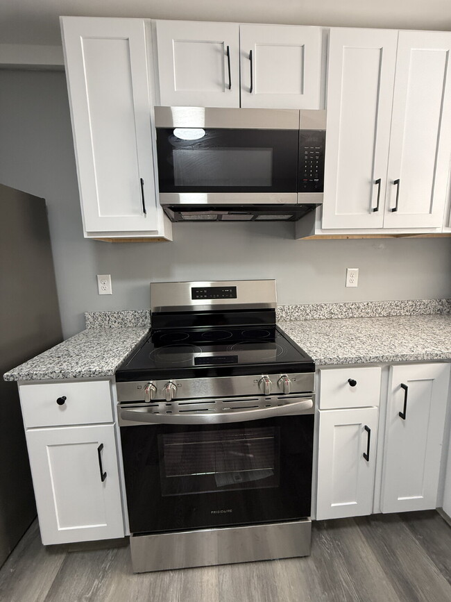 Building Photo - 1/2 off one month!!!  Call for details, Section 8 accepted. 2-Bedroom Apartment in Huntsville - P...